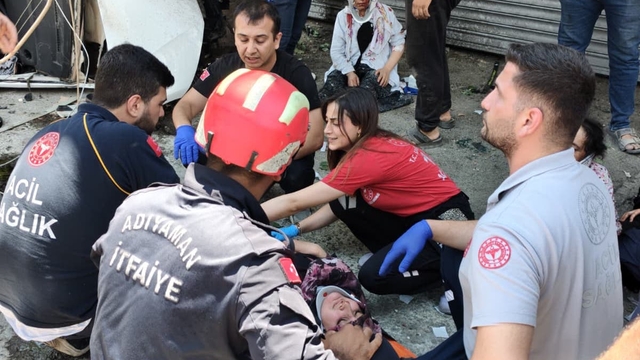 Hafif ticari araç, elektrik direğine çarptı: 9 yaralı