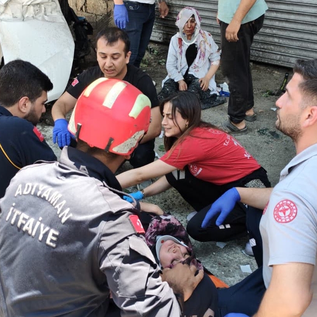 Hafif ticari araç, elektrik direğine çarptı: 9 yaralı