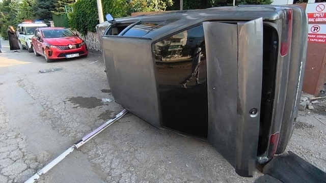 Elazığ'da otomobil yan yattı: 1 yaralı