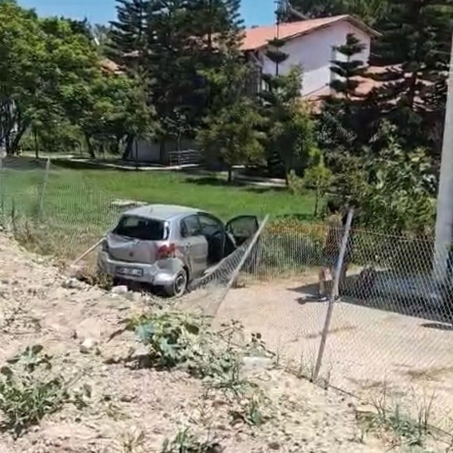 Zincirleme kazada otomobil enstitünün bahçesine düştü: 3 yaralı