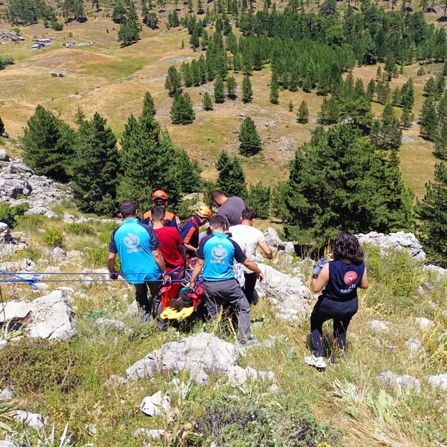 Kayalıklardan düşen şahıs ambulans helikopterle hastaneye sevk edildi