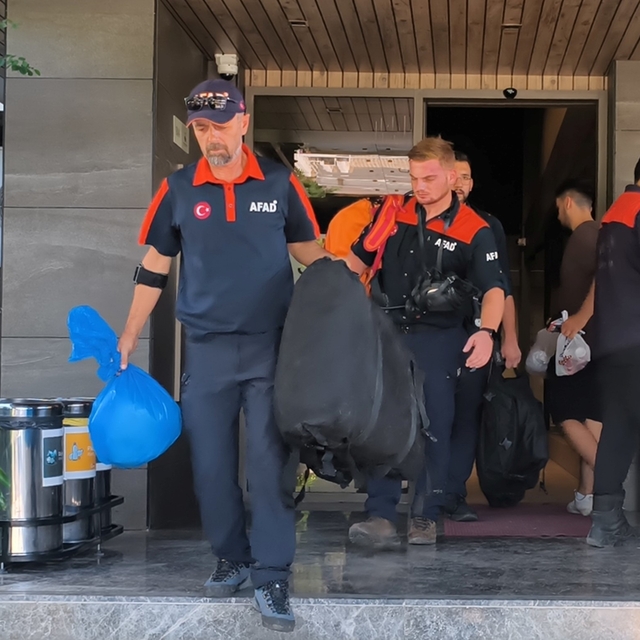 Otel odasında ölü bulundu, yanındaki maddeler ekipleri alarma geçirdi
AFAD...