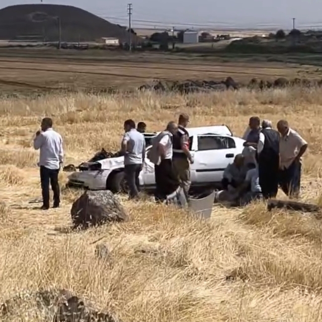 Şanlıurfa'da şarampole devrilen otomobil takla attı: 2 yaralı