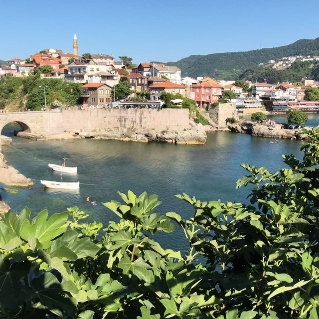 Amasra 3 günde nüfusunun 16 katı ziyaretçiyi ağırladı
Otel, pansiyon, plaj...