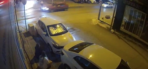Trafik polisinin önünde motosiklet ile otomobil çarpıştı: O anlar kamerada