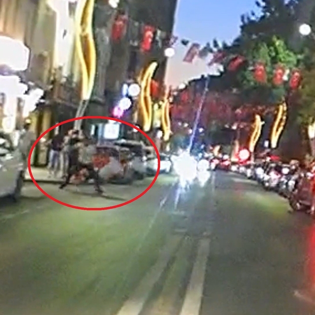 Samsun'da taşkınlık yapan alkollü şahsı tek yumrukla yere serdi: O anlar ka...