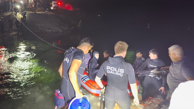 Fırat Nehri'nde su seviyesinin yükselmesi ile mahsur kalan 26 kişi kurtarıldı