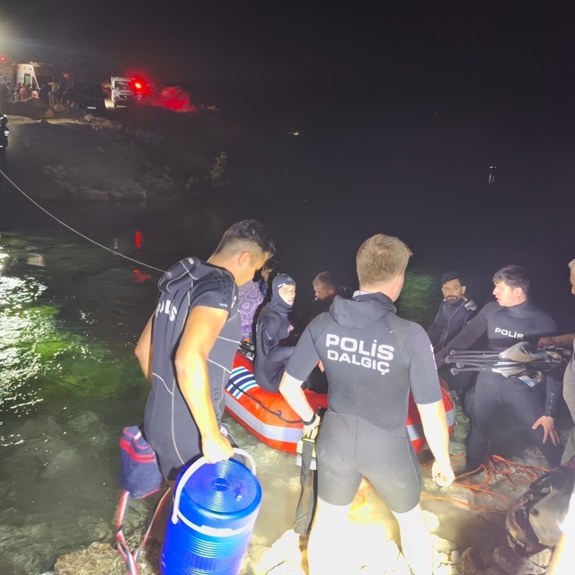 Fırat Nehri'nde su seviyesinin yükselmesi ile mahsur kalan 26 kişi kurtarıl...