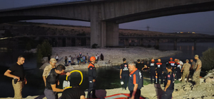 Piknik yaptıkları adacıkta su seviyesi yükselince mahsur kalan 32 kişi kurt...