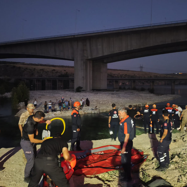 Piknik yaptıkları adacıkta su seviyesi yükselince mahsur kalan 32 kişi kurt...
