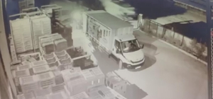 Kamyonetin traktöre ve bir tesisin duvarına çarptığı kaza kamerada: 1 ölü,...