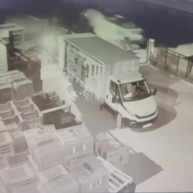 Kamyonetin traktöre ve bir tesisin duvarına çarptığı kaza kamerada: 1 ölü,...