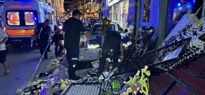 Aydınlatma direğine çarpan otomobil kaldırıma çıktı: 4 yaralı