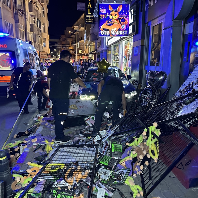Aydınlatma direğine çarpan otomobil kaldırıma çıktı: 4 yaralı