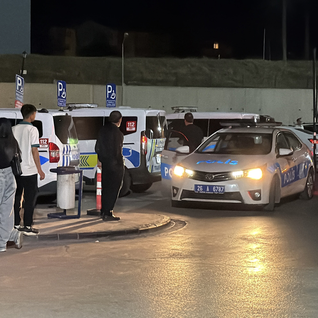Eskişehir'de ihtara uymayıp kaçan motosikletli, bekçiye çarparak yaraladı