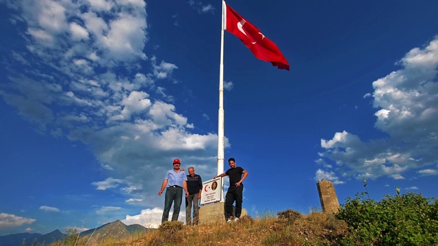 Şehit Öğretmen Neşe Alten'in adını bin 215 rakımlı tepede yaşattı: 16 metrelik Türk bayrağı dikti
