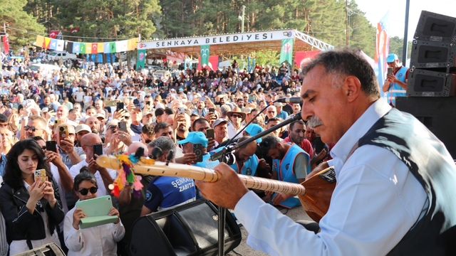 Şenkaya'da Bal Festivali'nde rekor katılım: 20 bin kişi Şirankes'te buluştu