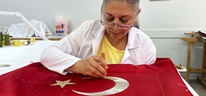 Türk bayrağı geleneksel sim sarma ve pesent teknikleriyle işleniyor
Eskişeh...
