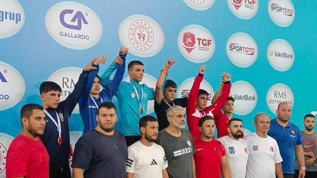 Bilecikli minik güreşçilerden çifte başarı