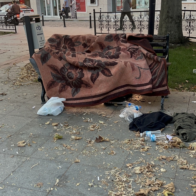 Uyuduğu bankta battaniyenin altından cansız bedeni çıktı