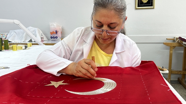 Türk bayrağı geleneksel sim sarma ve pesent teknikleriyle işleniyor
Eskişehir Olgunlaşma Enstitüsü Usta Öğreticisi İnci Öz:
"Geçmiş dönemlerde genç kızlarımız ilk nakışa başladıklarında Türk bayrağı işlerlermiş"