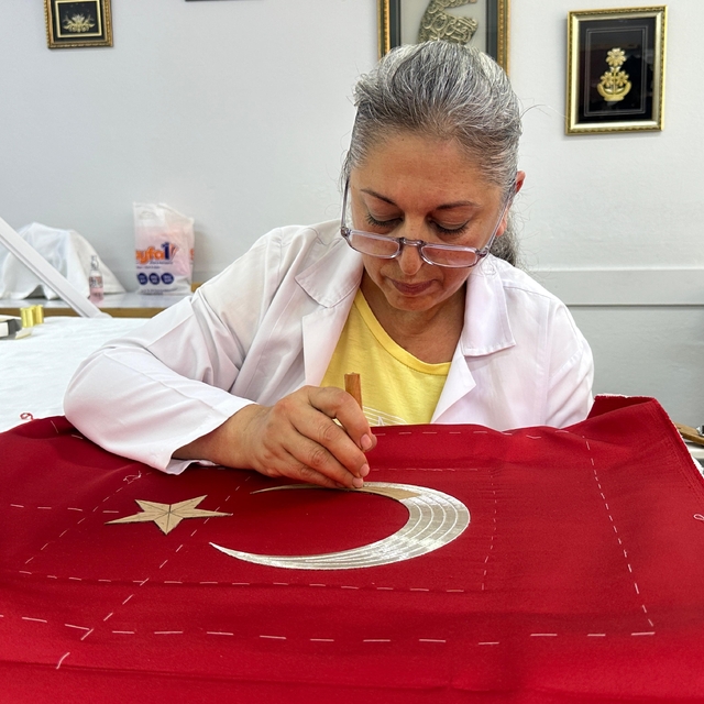 Türk bayrağı geleneksel sim sarma ve pesent teknikleriyle işleniyor
Eskişeh...