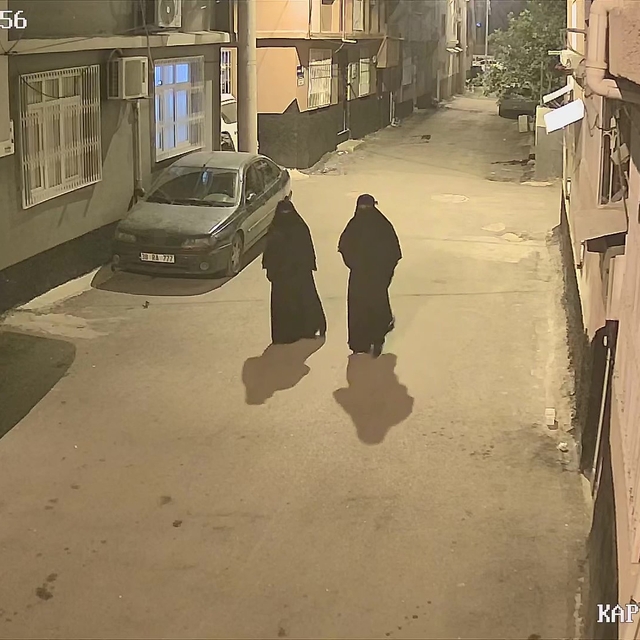 Çarşaf giyip keşif yaptılar, 40 dakikada servet çaldılar
Yüzlerini gizlemek...