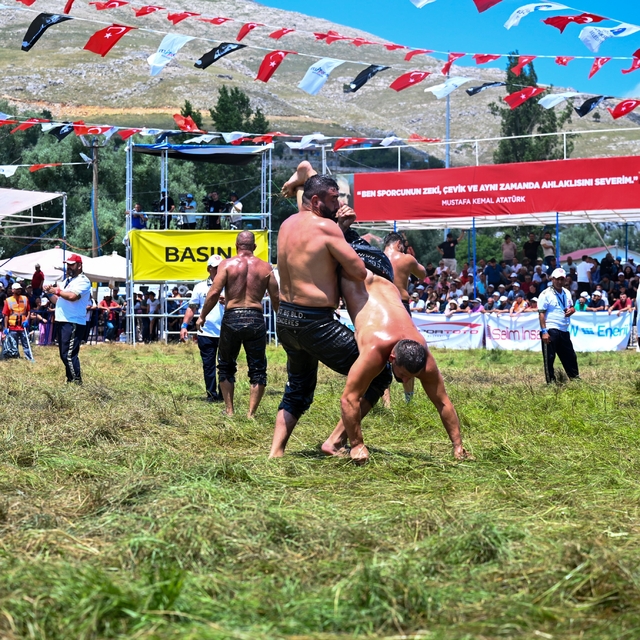 Feslikan Yağlı Pehlivan Güreşleri'ni Başpehlivan Erkan Taş kazandı