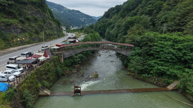 Tarihi Kiremitli Köprü turistlerin gözdesi oldu
"Anıtsal Eser" olarak tescil edilen köprü, Doğu Karadeniz'de günümüze ulaşabilen örtülü ahşap köprülerin en güzel örneklerinden biri olarak gösteriliyor