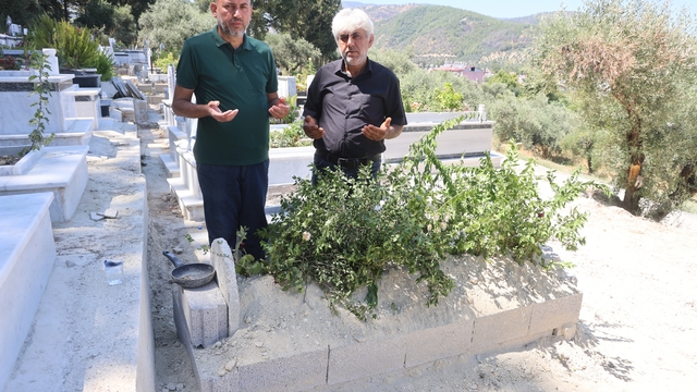 Üniversite hastanesinde yaşanan cenaze karışıklığında aile başka cenazeyi yıkayıp, namazını kılıp defnetti
Savcılık kararıyla cenaze doğru aileye teslim edilerek yeniden defnedildi