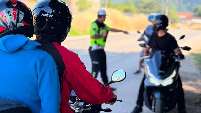 Jandarmadan motosiklet sürücülerine güvenli sürüş eğitimi