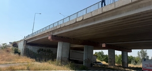 Kavşakteki üst geçit korkuluklarına çıkan şahıs sebebi ile Eskişehir- Afyon...
