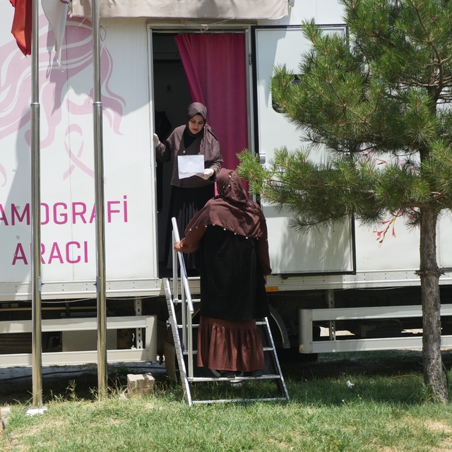Muş'ta mobil mamografi aracıyla köy köy ücretsiz kanser taraması yapılıyor