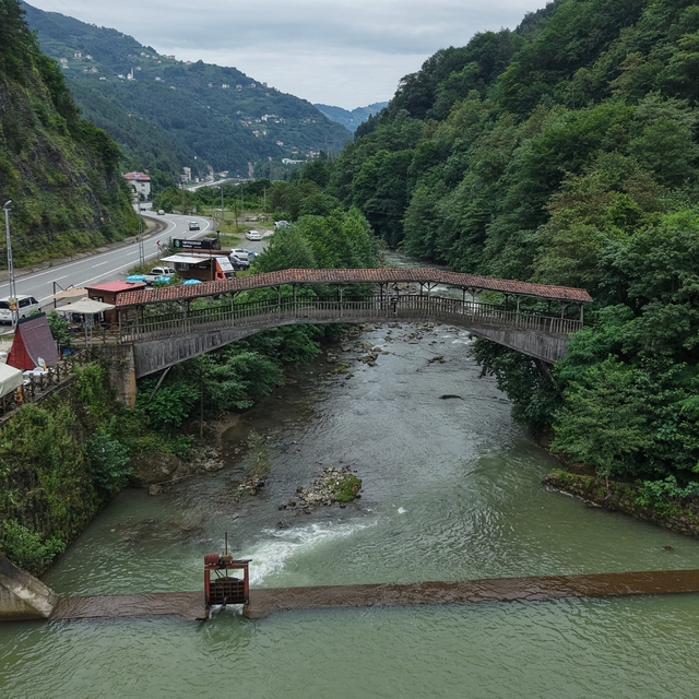 Tarihi Kiremitli Köprü turistlerin gözdesi oldu
"Anıtsal Eser" olarak tesci...