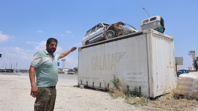 'Emanet bizde namustur' diyen esnaf, arkadaşının Toros'unu hırsızlardan koruyabilmek için forkliftle konteynerin üzerine koydu