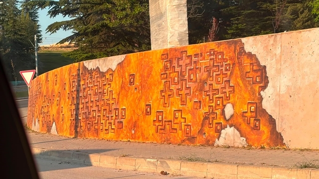 Eskişehir'de bir parkın duvarlarındaki haç figürlerine tepki
Memur-Sen Eskişehir İl Temsilcisi İbrahim Akar:
"Eskişehir'e bir haç dikilmediği kalmıştı, onu da yapmışlar, pes doğrusu"