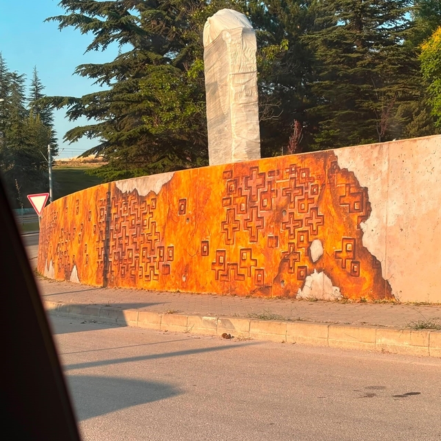Eskişehir'de bir parkın duvarlarındaki haç figürlerine tepki
Memur-Sen Eski...