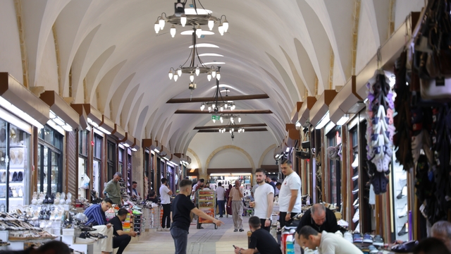 Kahramanmaraş'ın tarihi çarşısı sıcak havada doğal serinlik sunuyor
Deprem sonrası restore edilen tarihi çarşı doğal klima gibi serinletiyor