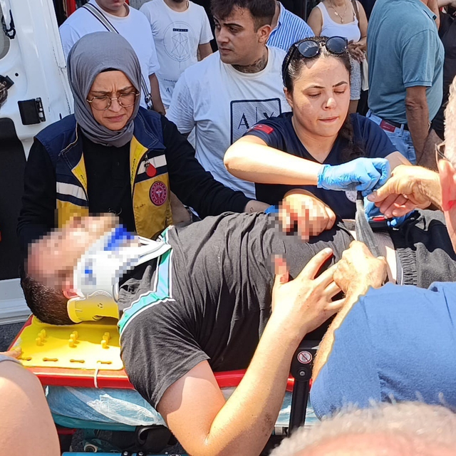 Otomobil ile çarpışan motosikletli metrelerce havaya savruldu
Motosiklet sü...
