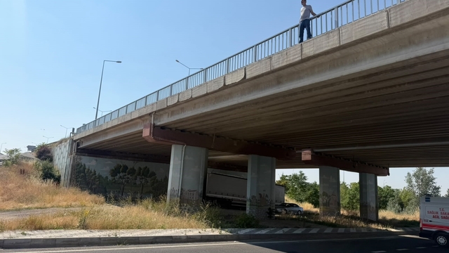 Kavşakteki üst geçit korkuluklarına çıkan şahıs sebebi ile Eskişehir- Afyonkarahisar yolu trafiğe kapandı