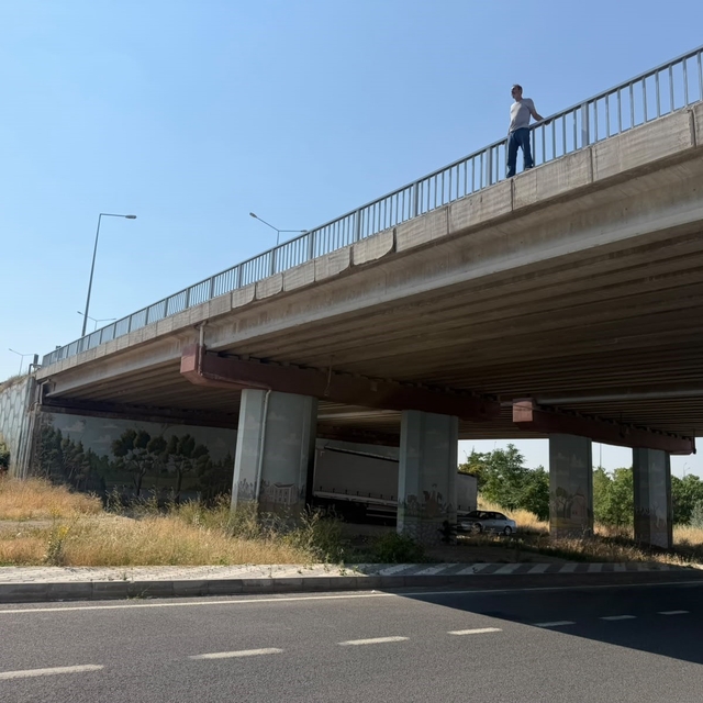 Kavşakteki üst geçit korkuluklarına çıkan şahıs sebebi ile Eskişehir- Afyon...