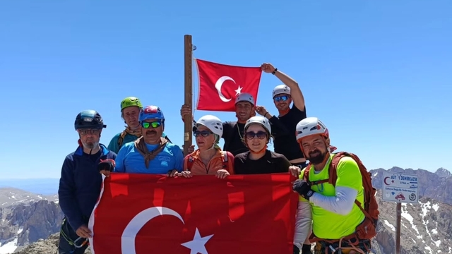 15 Temmuz şehitleri anısına Aladağlar'ın zirvesine tırmandılar