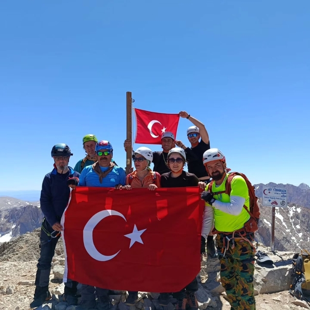 15 Temmuz şehitleri anısına Aladağlar'ın zirvesine tırmandılar