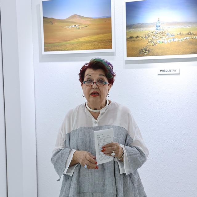 "Uzaklarda Bir Yerlerde" sergisi açıldı