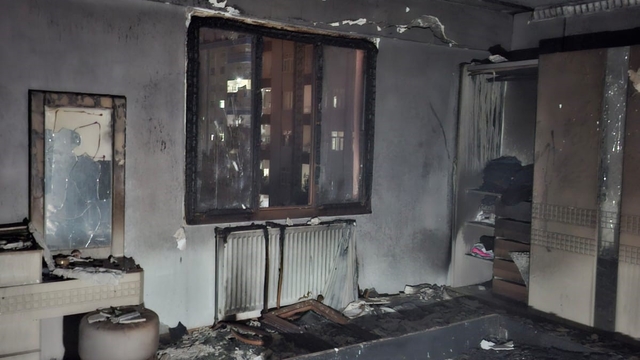 Diyarbakır'da yangında 2 kadın, merdivenli araçla tahliye edildi