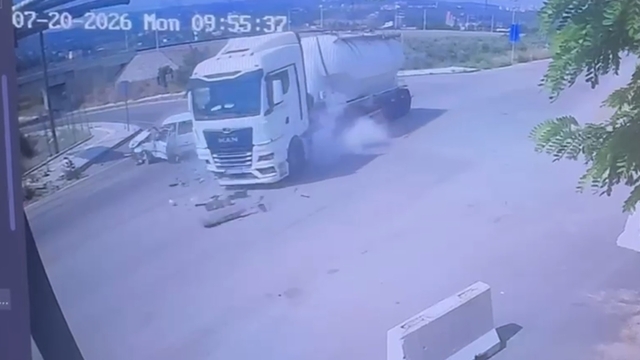Tanker ile otomobilin çarpıştığı kaza kamerada; 2 yaralı