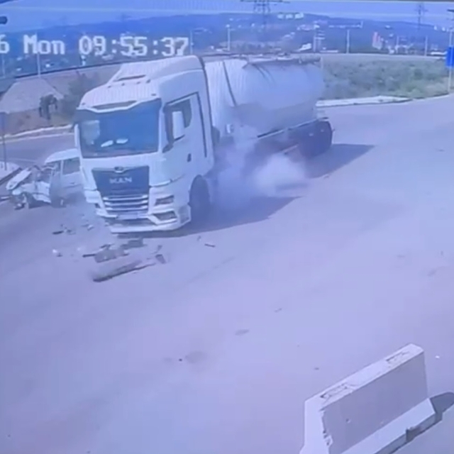 Tanker ile otomobilin çarpıştığı kaza kamerada; 2 yaralı