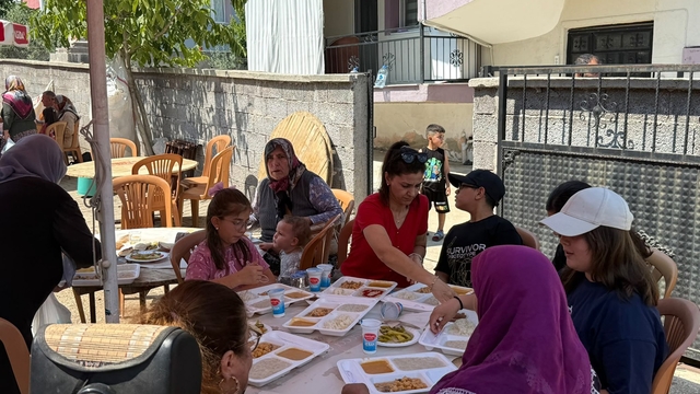 Irmak öğretmen memleketi Kula'da dualarla anıldı