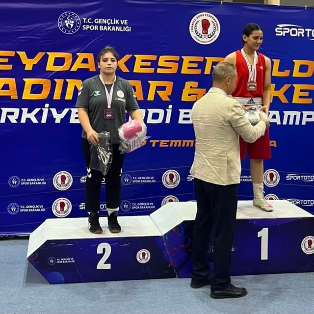 Sivaslı boksör Ecrin'den Türkiye ikinciliği