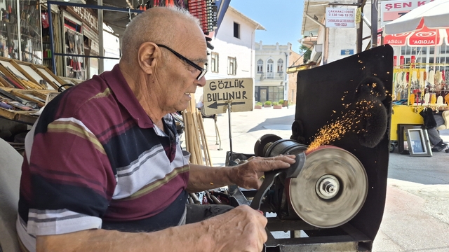 Yarım asırlık dükkanın büyük derdi: "Elimizden her iş geliyor, ama çırak gelmiyor!"
40 yıllık zanaatkardan yeni nesil serzenişi: "Gelen çıraklarda istediğimiz ışık yok"
Eskişehir'in 82 yaşındaki Mehmet ustası: "Bizdeki çalışma azmi yeni nesilde yok"
Unutulmaya yüz tutan bir mesleğin son temsilcilerinden Mehmet ustanın çırak çilesi